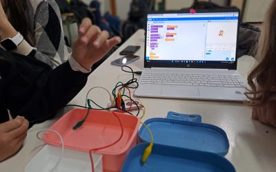 ¡UN PIANO DE AGUA! ASÍ APRENDEN PROGRAMACIÓN EN LOS TALLERES CIENTÍFICOS CON FAMILIAS